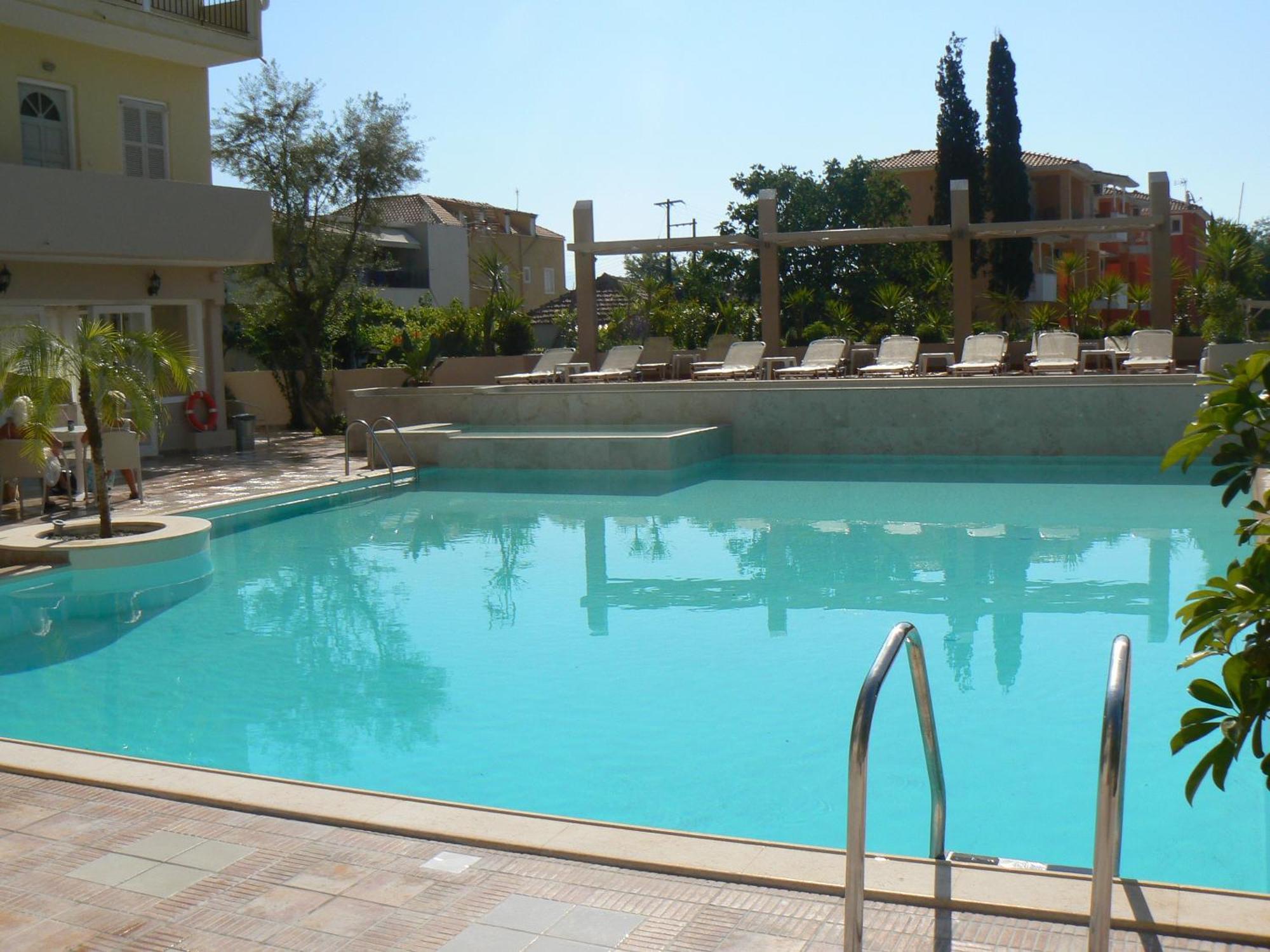 Happyland Hotel Apartments Нидри Экстерьер фото